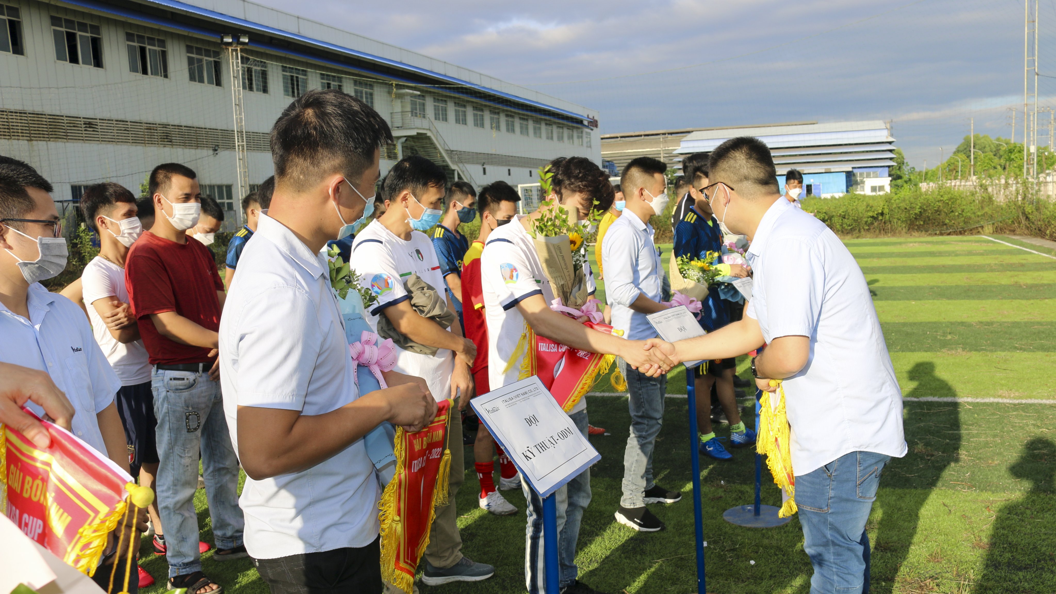 trao hoa cho các đội tham gia