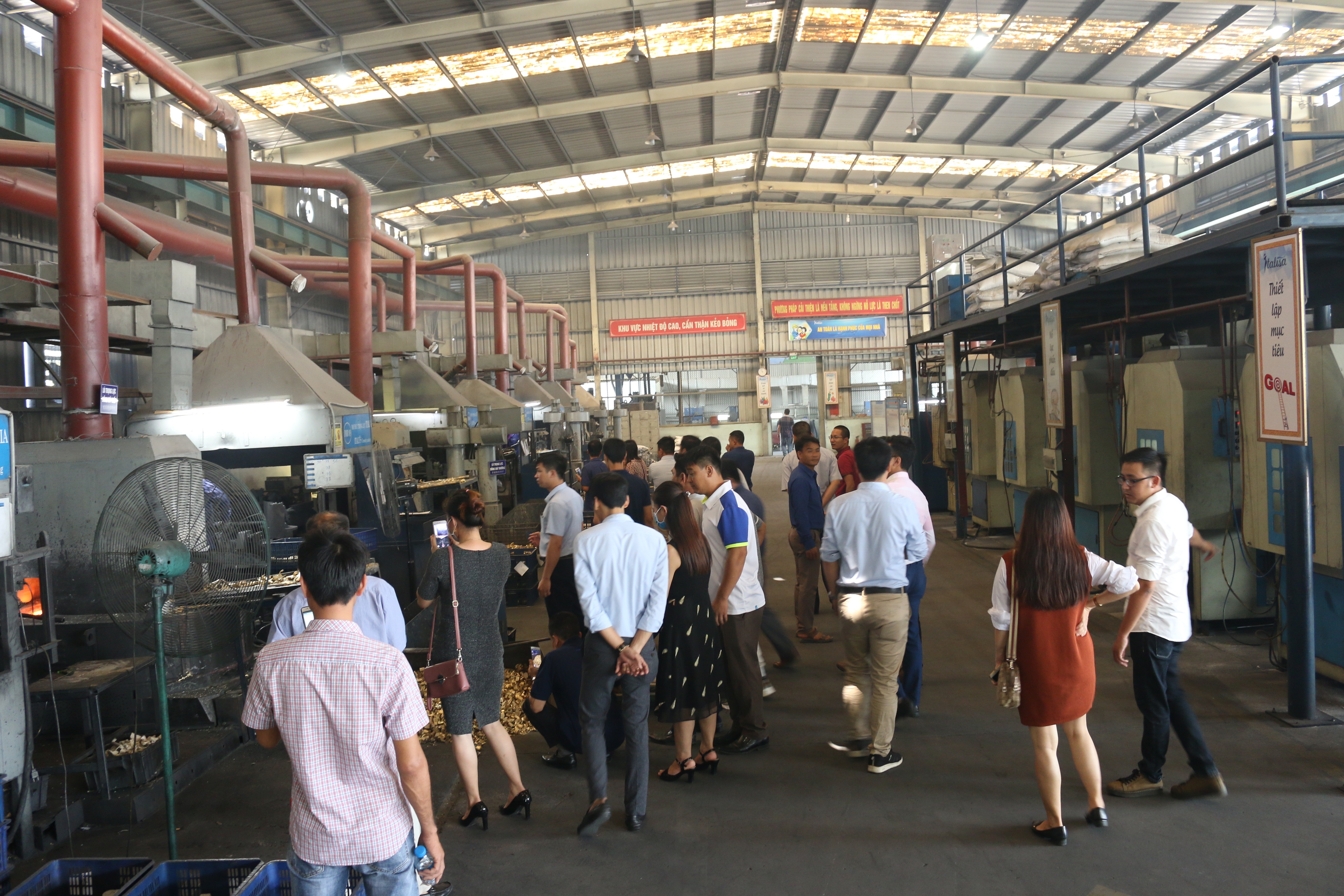 khach hang tham quan xuong san xuat